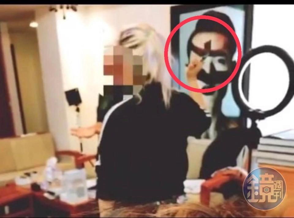 學生因東西沒備齊，李女拿鐵尺體罰，打到鐵尺已變形。（讀者提供）