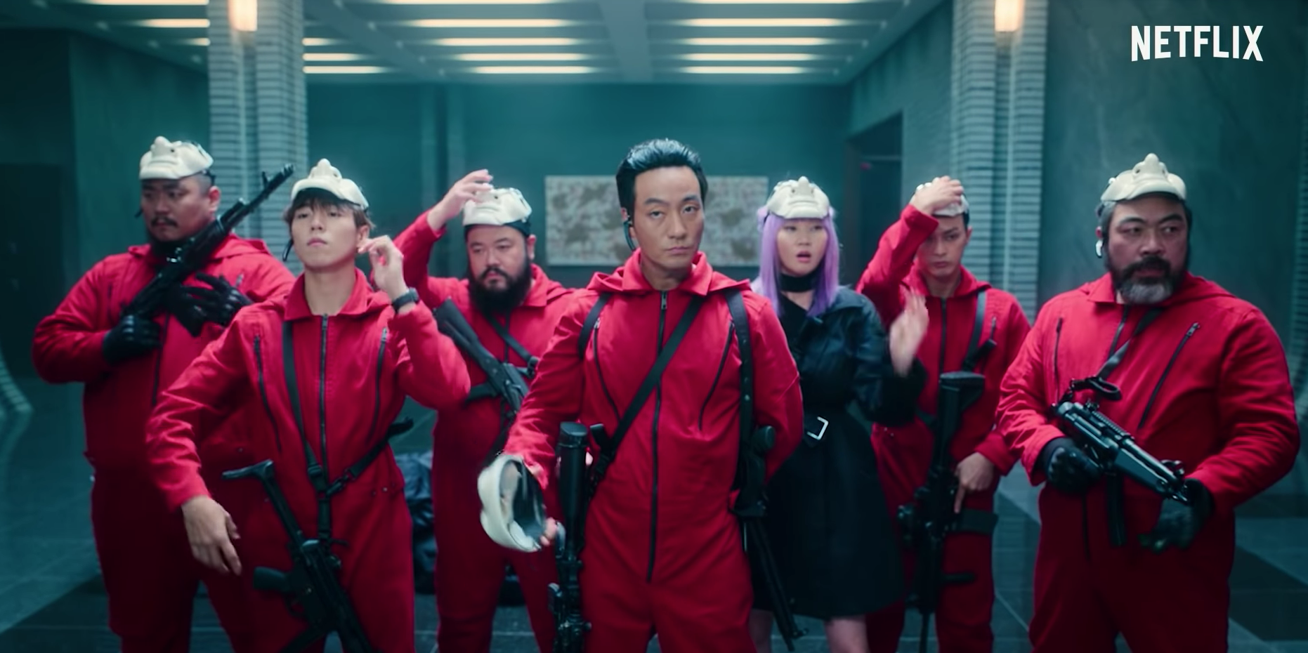 劉智泰(中)率領搶匪團攻下造幣廠。(截圖自Netflix)