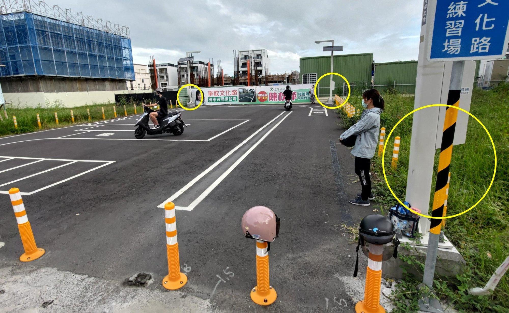 台南市市議員黃肇輝透露,一名機車駕照考生,至文化路永華路口的機車練習場練習,但因為太緊張撞到柱子受傷,考生父親想申請國賠。(翻攝黃肇輝臉書)