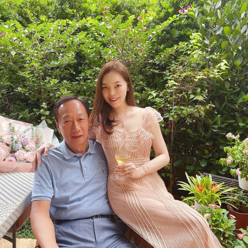 郭台銘早前和曾馨瑩結婚週年紀念時，也在家裡庭院拍照。（翻攝曾馨瑩臉書）