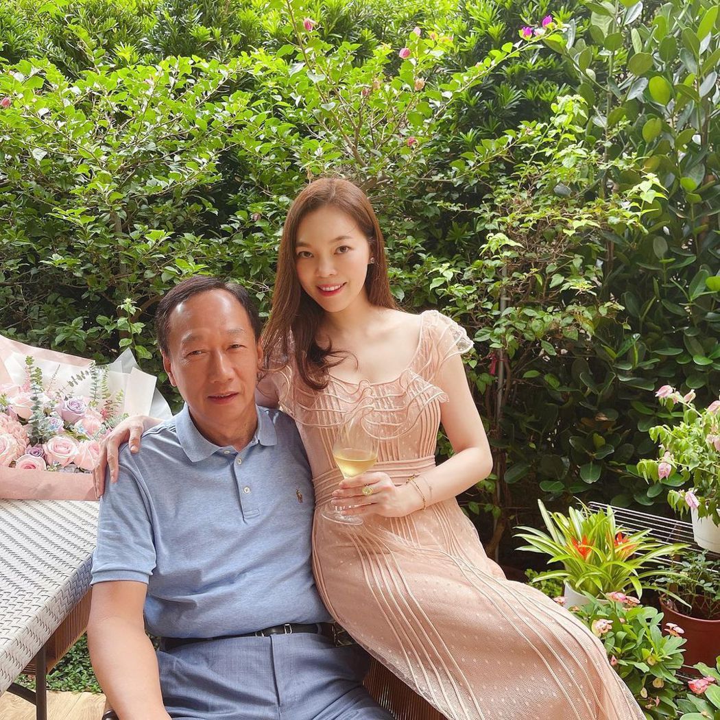 郭台銘早前和曾馨瑩結婚週年紀念時，也在家裡庭院拍照。（翻攝曾馨瑩臉書）