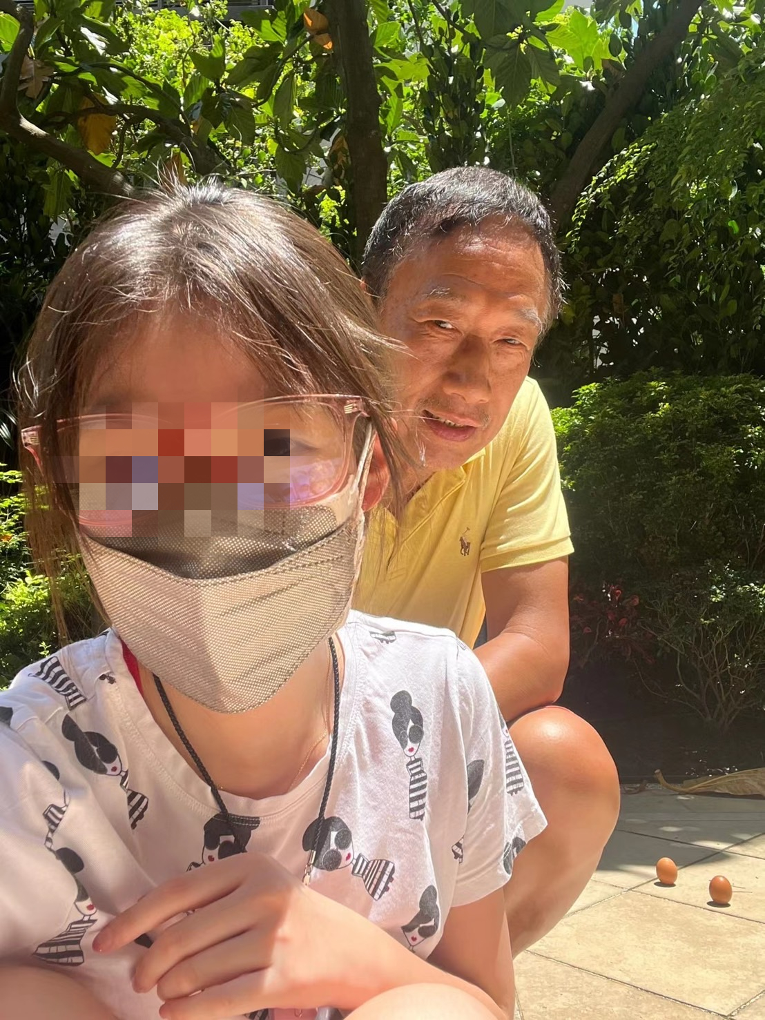 妞妞的神韻跟媽媽曾馨瑩很相似。（翻攝郭台銘臉書）