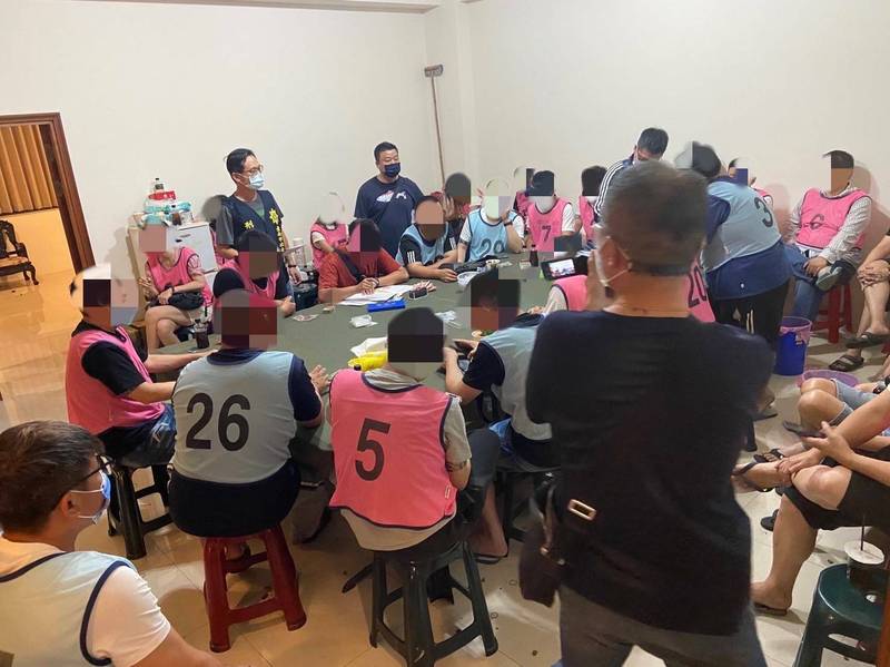 賭場因為阿嬤的肉粽「露餡」，讓警方順利掌握情資，攻破豪宅賭場。（翻攝畫面）