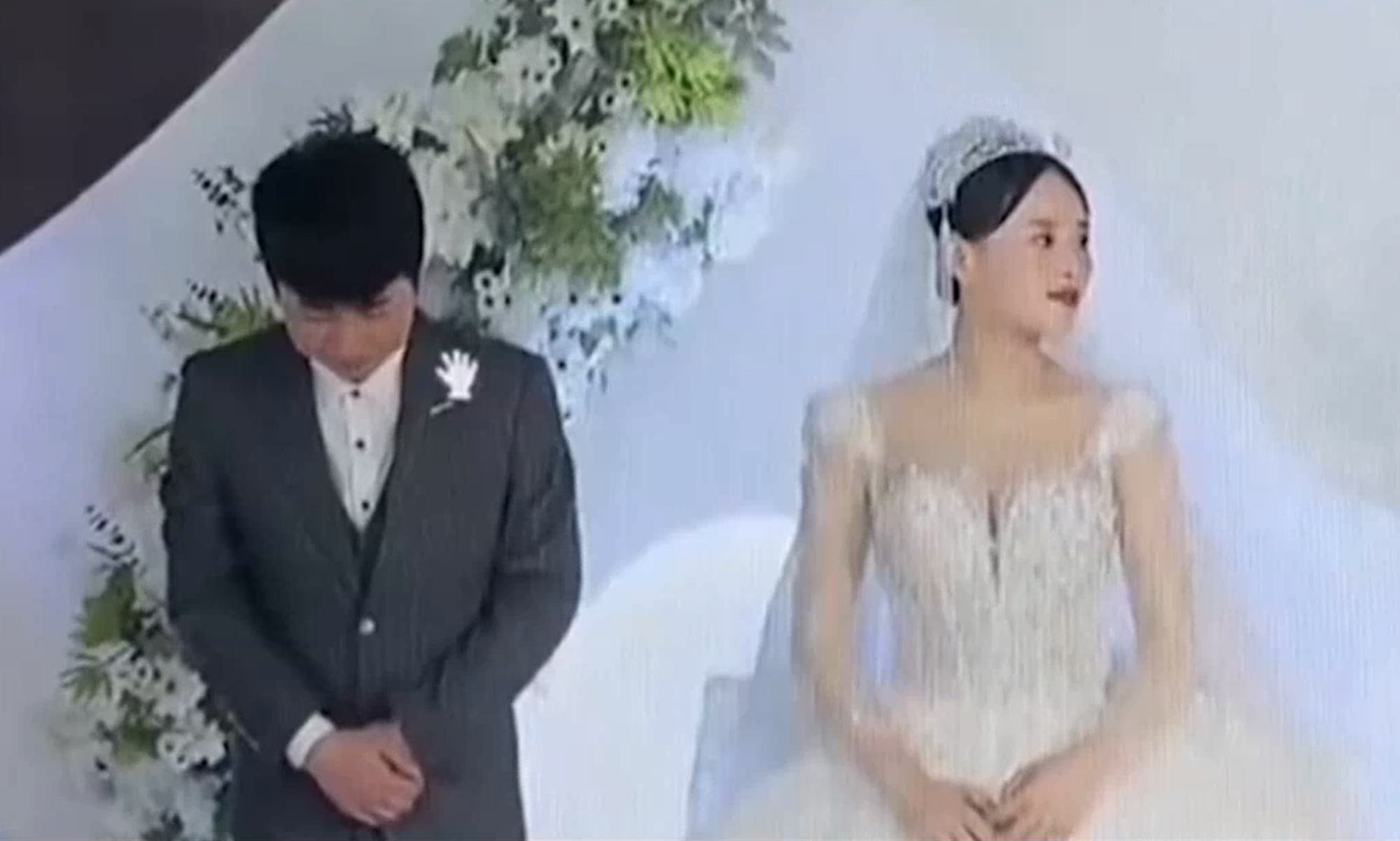安徽一名新郎在婚禮上全程低頭閉眼，讓一旁的新娘的也相當無奈。（翻攝自微博）