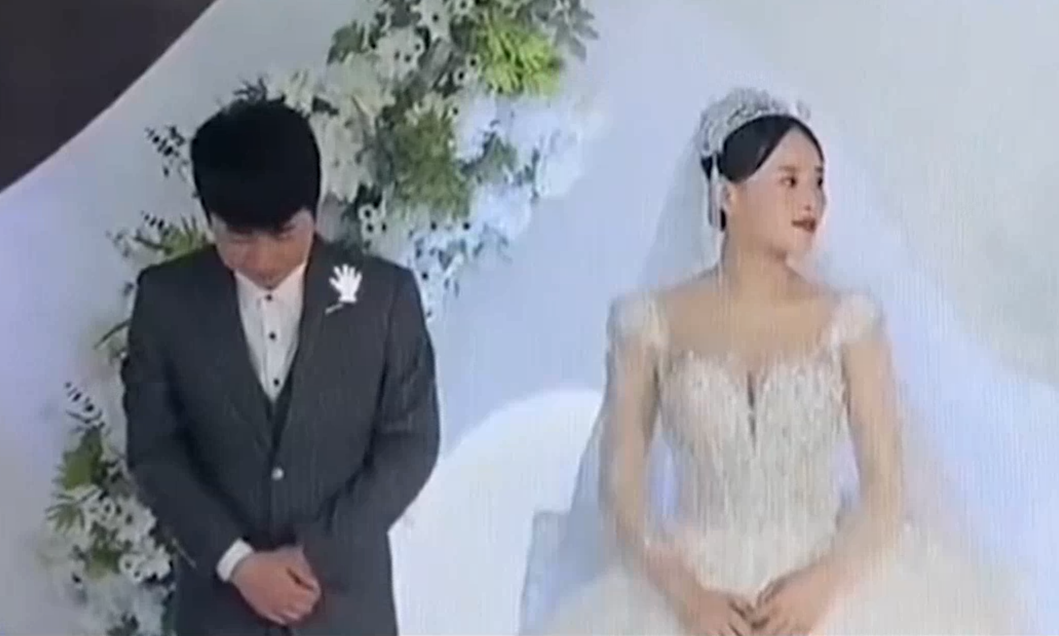 安徽一名新郎在婚禮上全程低頭閉眼，讓一旁的新娘的也相當無奈。（翻攝自微博）