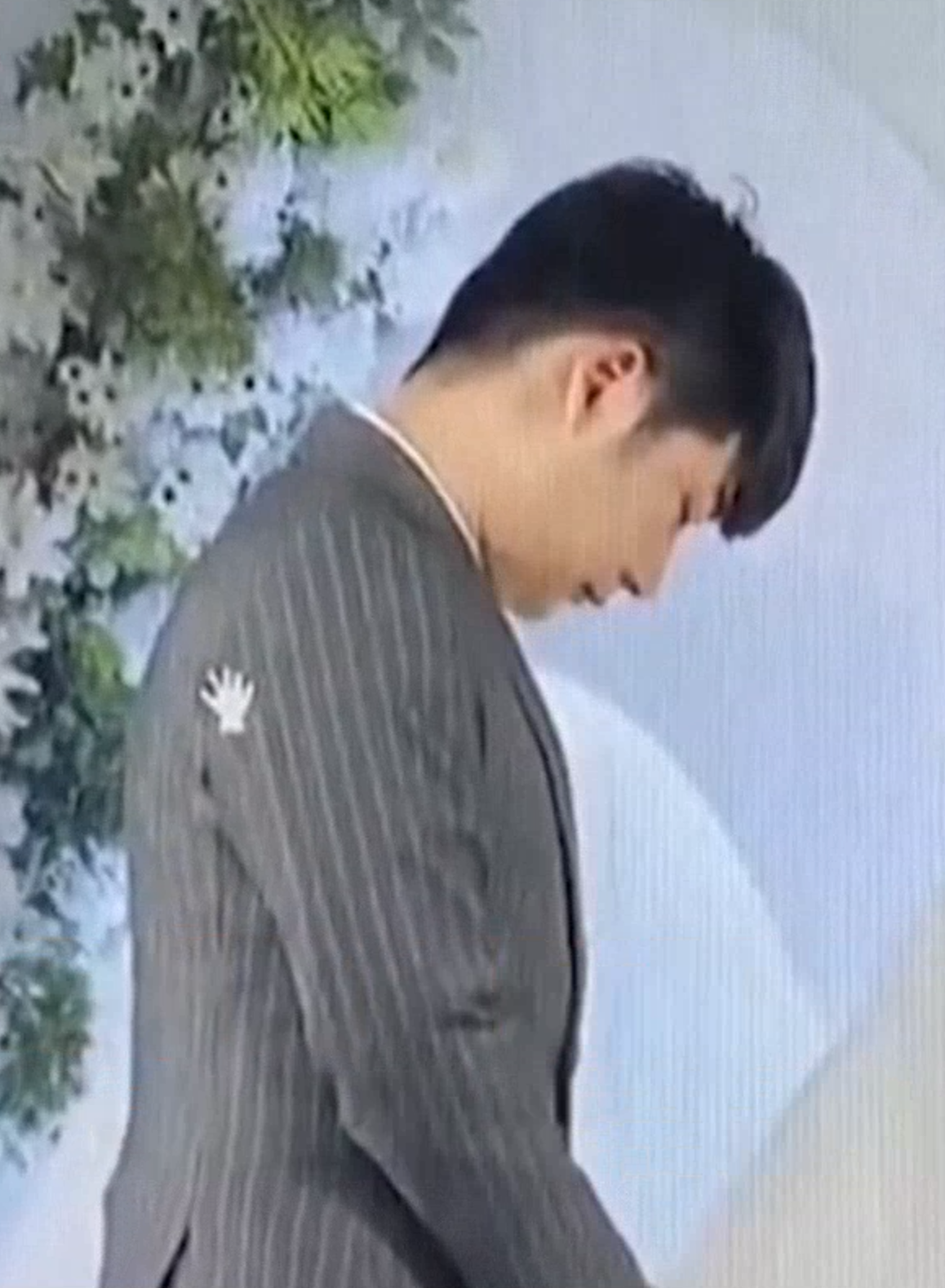 全程低頭的新郎引起網友熱議，調侃他只是想趕快吃飯。（翻攝自微博）