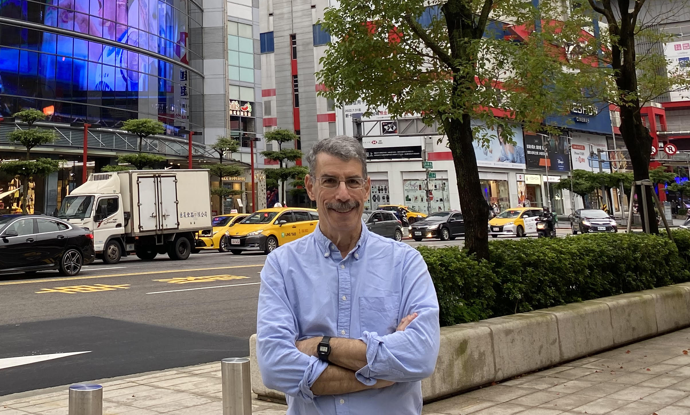 齊邁可擅長與各國政要面對面訪談。（移民署提供）