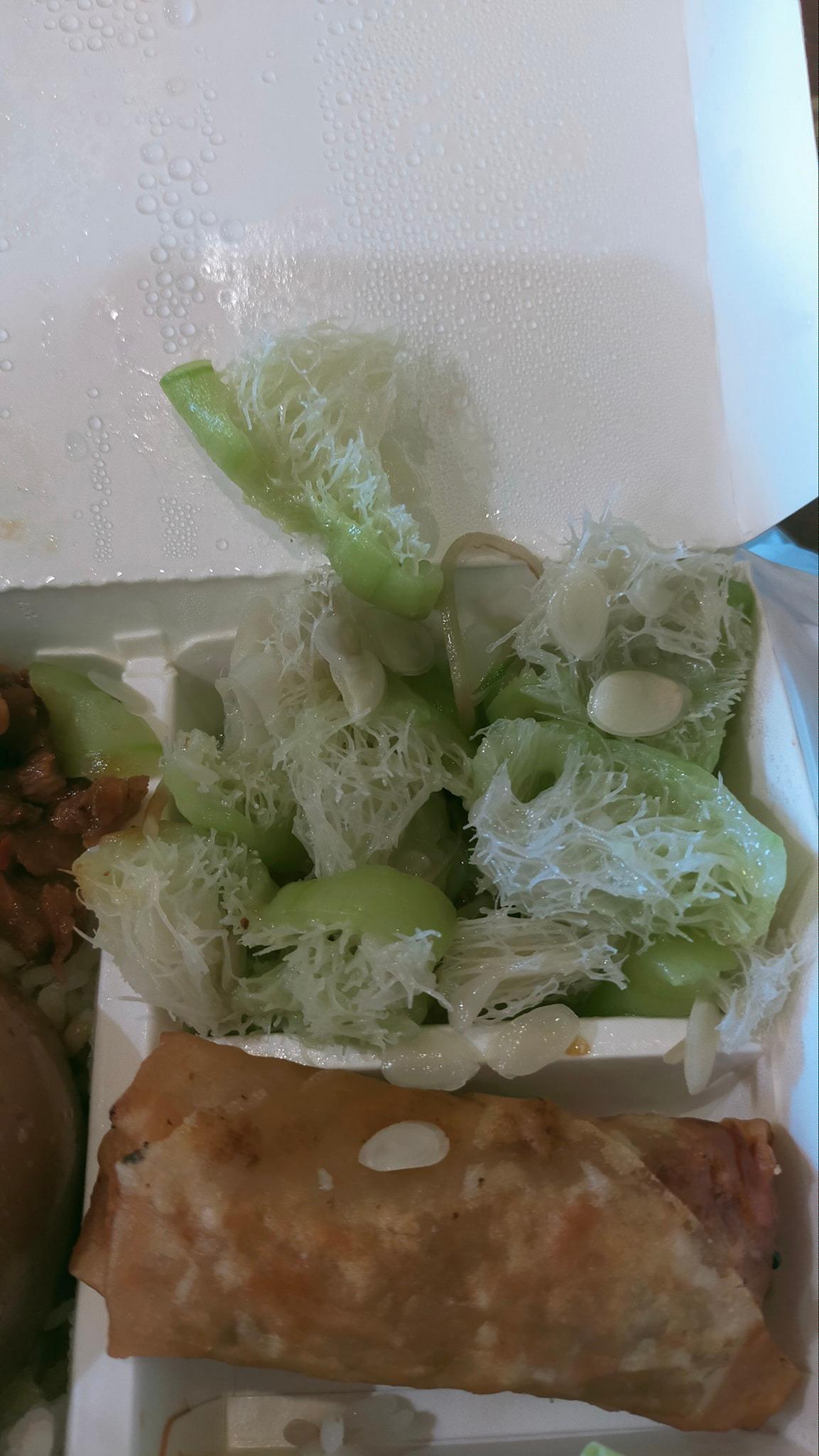 網友抱怨便當裡的絲瓜變成菜瓜布。(翻攝自臉書社團爆怨公社)