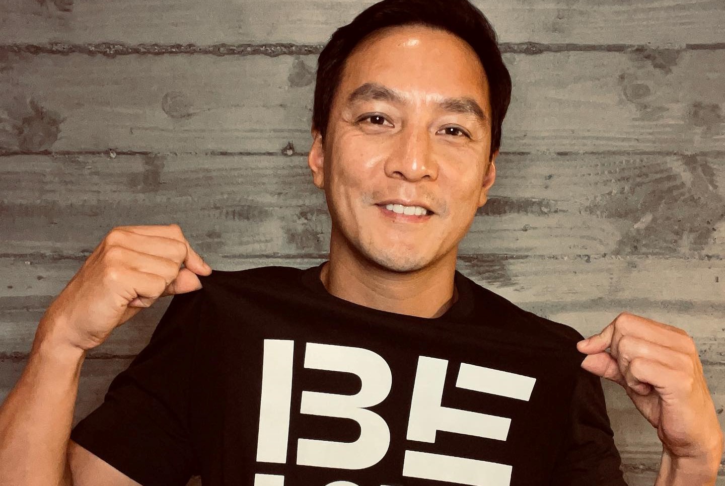 港星吳彥祖發文感嘆女兒長好快，不料他的中文卡卡引發熱議。（翻攝自吳彥祖臉書）