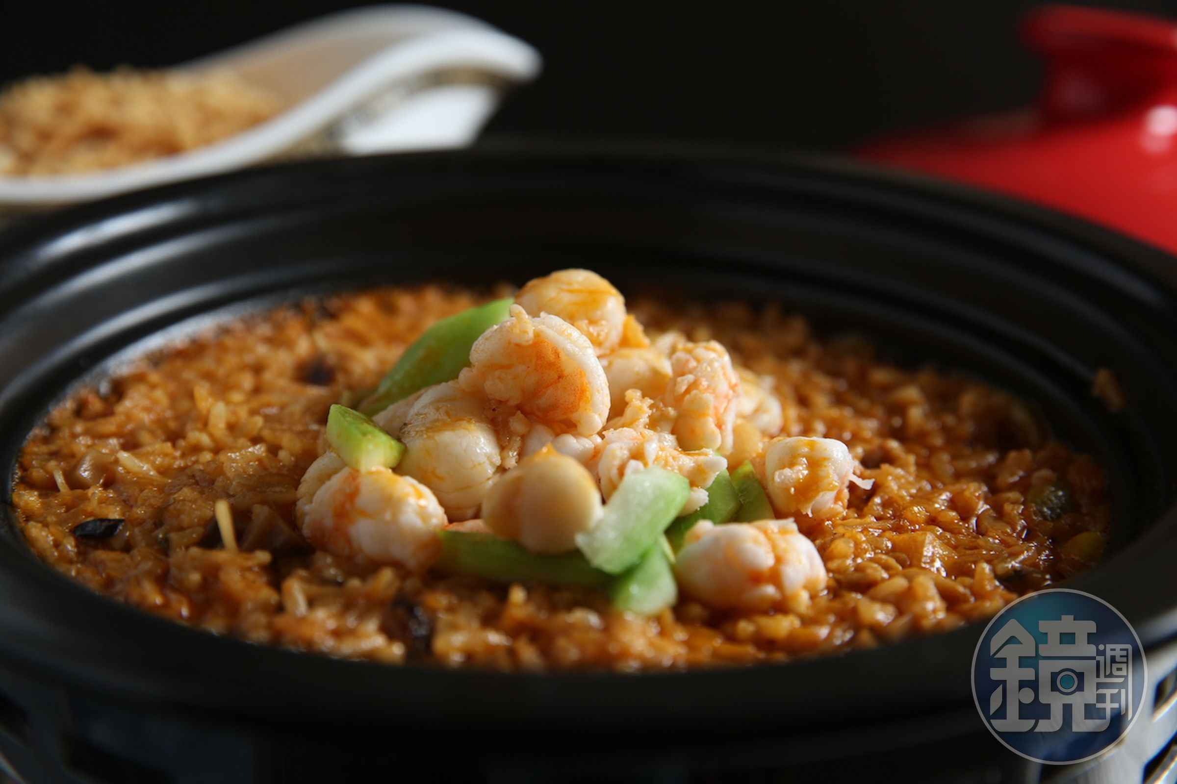 海味及米香濃郁的「龍蝦湯泡飯」，米粒浸潤湯汁後如湯粥、也如燉飯。（1,080元／份）