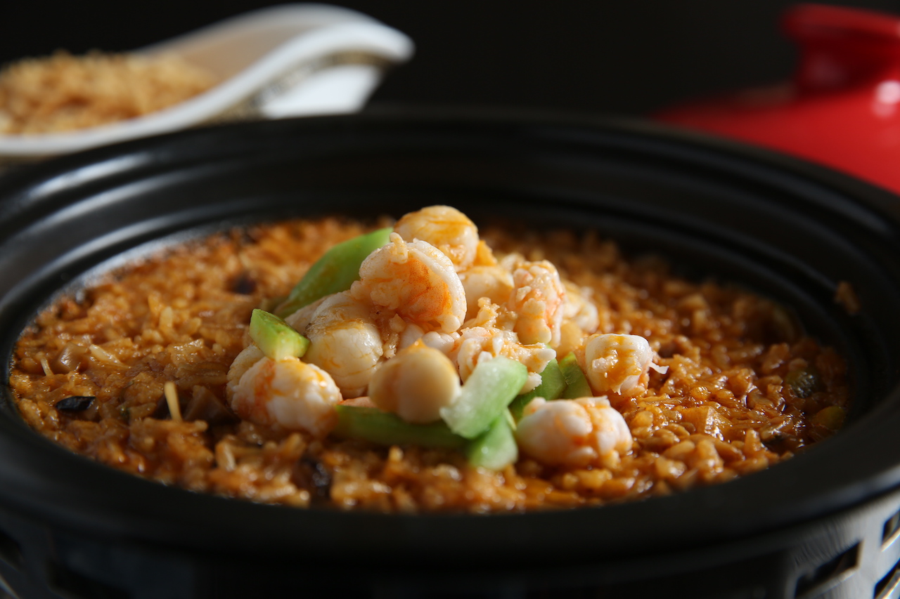 海味及米香濃郁的「龍蝦湯泡飯」，米粒浸潤湯汁後如湯粥、也如燉飯。（1,080元／份）