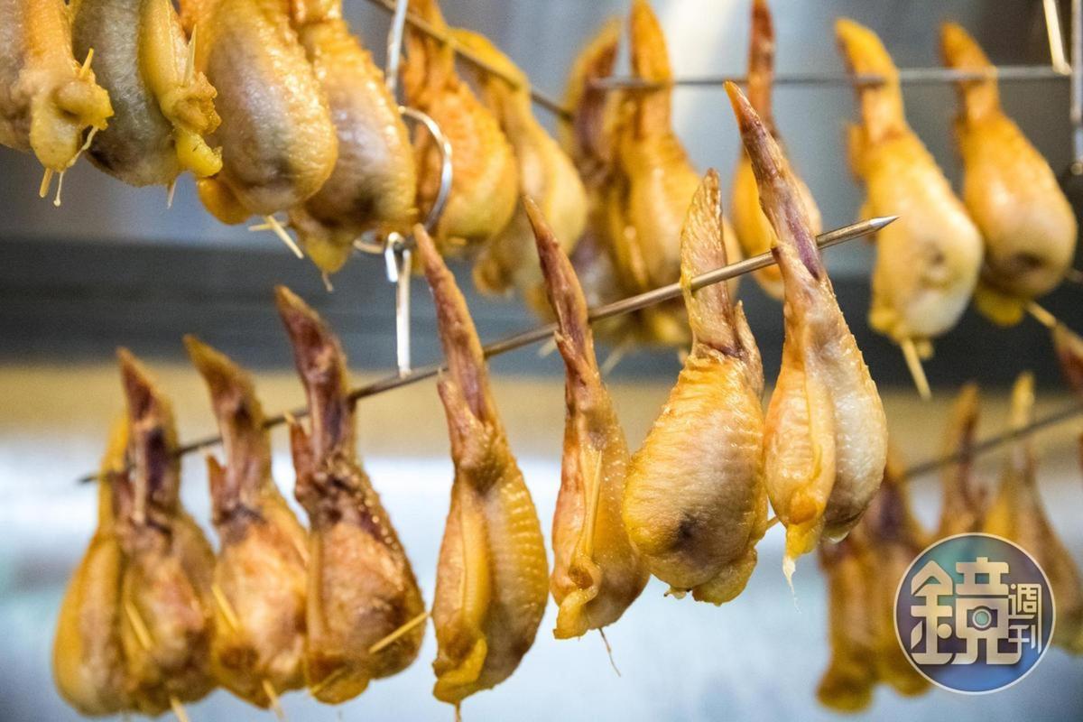 燕窩釀鳳翼作工繁複，還需要先吊起風乾後才能油炸。（本刊資料照）