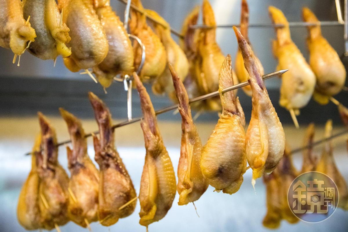 燕窩釀鳳翼作工繁複，還需要先吊起風乾後才能油炸。（本刊資料照）