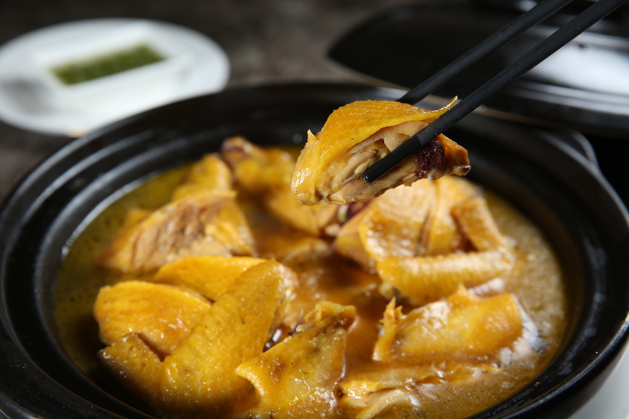 酒香瀰漫的「花雕焗飛天雞」，雞肉入味濃醇且滑口。（需前一天預訂。1,450元／隻）