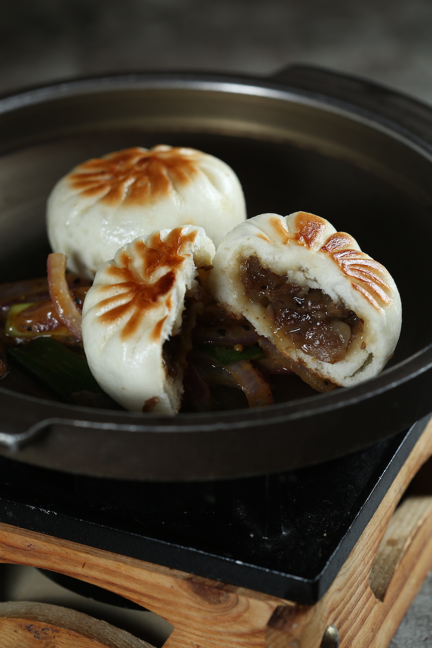 「黑椒和牛煎包」麵皮鬆軟、肉汁辛香飽滿。（118元／2顆）