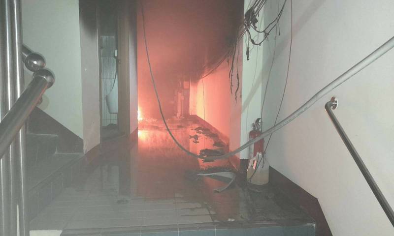 彰化市中正路一處大樓今天清晨發生大火，火勢猛烈濃煙密布，消防員救出14人。（消防局提供）