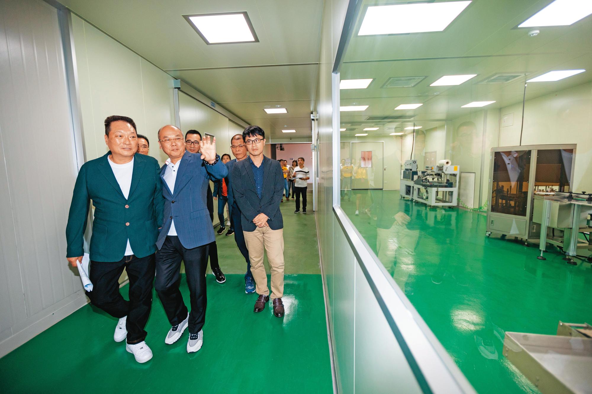 華陀扶元堂董事長朱溥霖（左2）與王令麟（左1）關係深厚，今年5月被推選為天蔥董座。（ETtoday新聞雲提供）