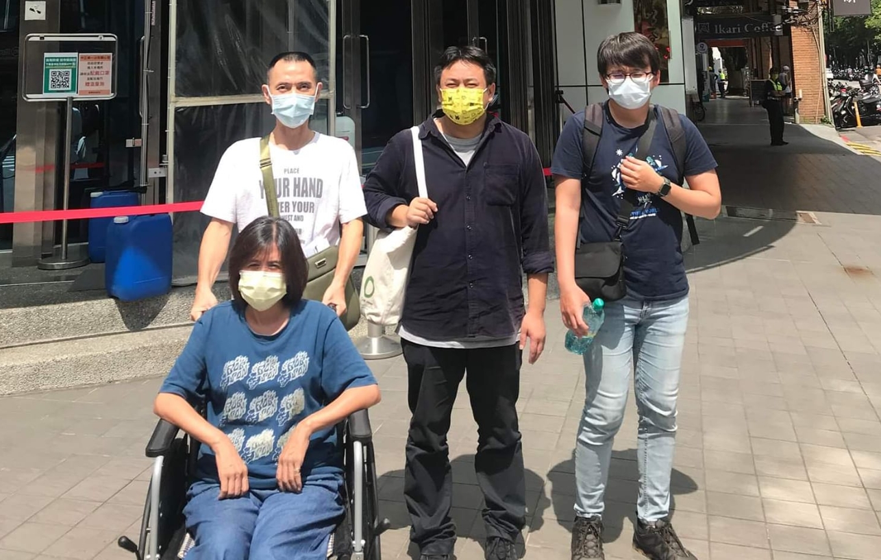 立委洪申翰（後排中）與基層勞工指控廠商剝削，反遭廠商提告誹謗。（洪申翰辦公室提供）