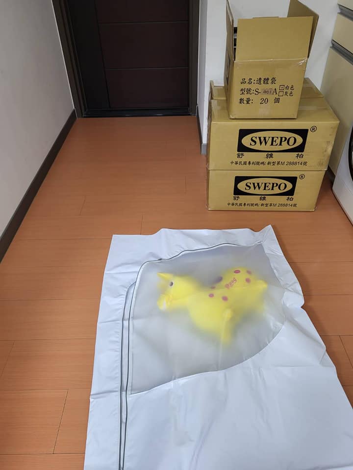  王薇君用照片秀出視窗型屍袋的使用方式。（翻攝自王薇君臉書）
