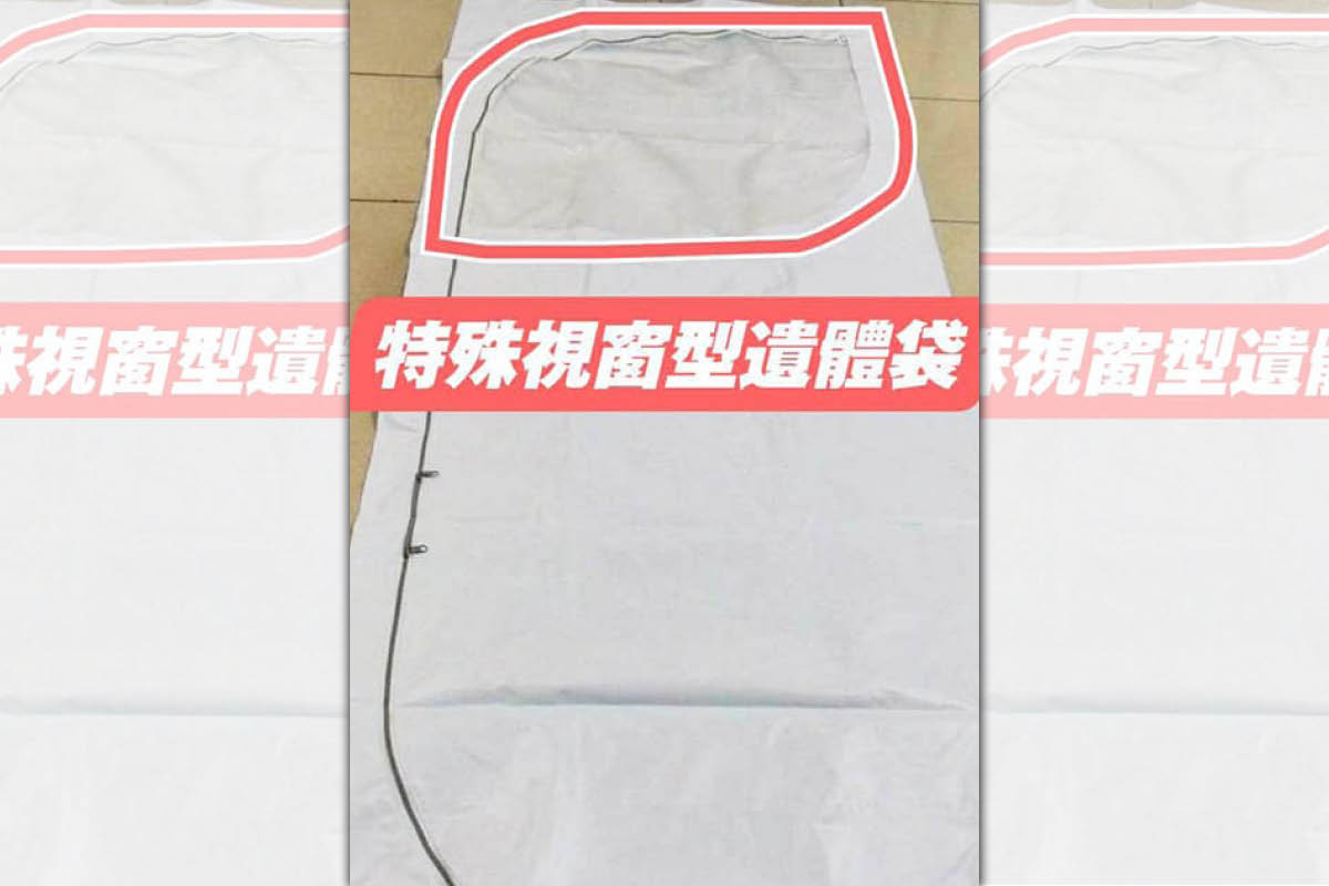 兒權會理事長王薇君秀出辦公室內的視窗型屍袋，給指揮中心建議。（翻攝自王薇君臉書）