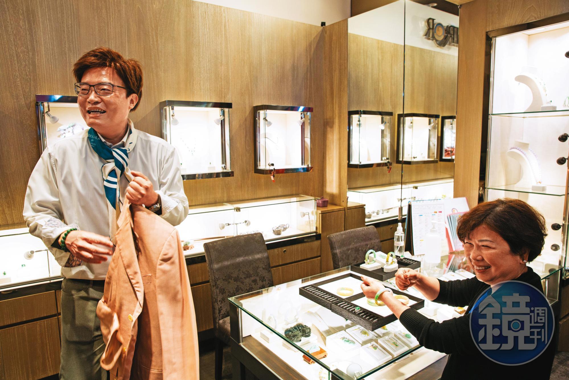 陳嘉琦（左）到信義誠品巡櫃，剛好碰上VIP貴客沈女士（右）來看鐲子，2人像好友般開心話家常。