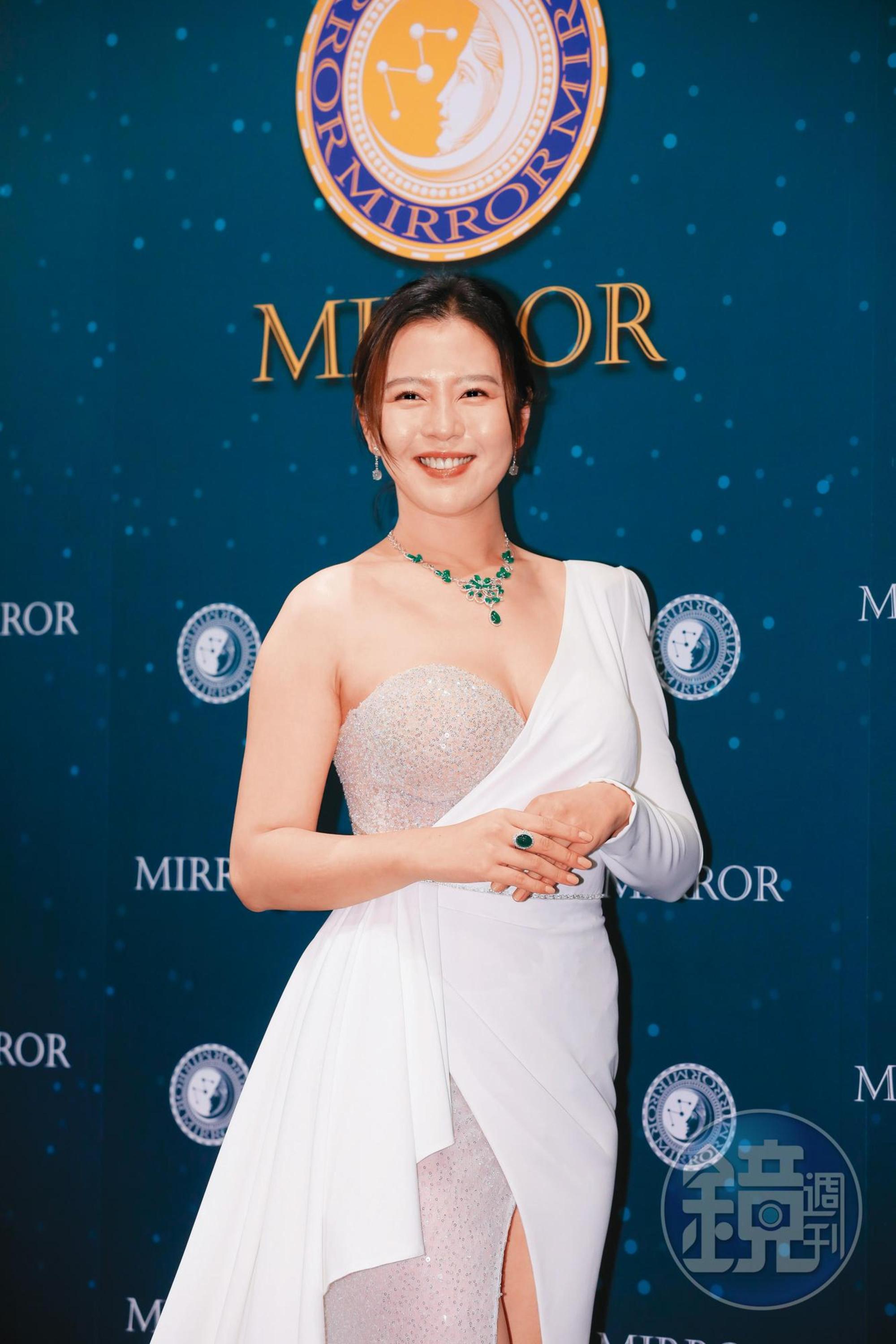 30週年記者會，女星劉品言站台性感展示珠寶。 （劉鴻昌攝）