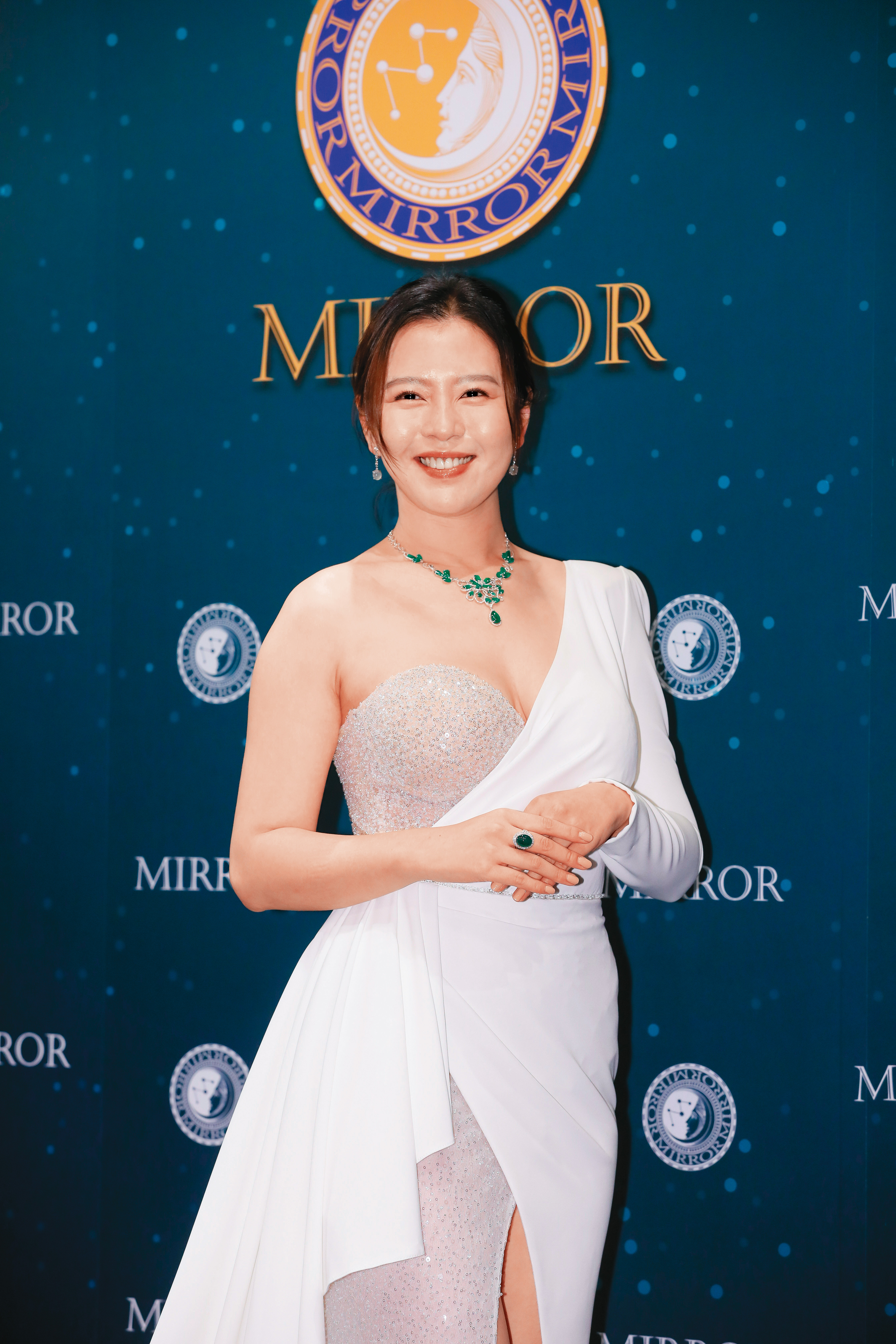 30週年記者會,女星劉品言站台性感展示珠寶。 (劉鴻昌攝)