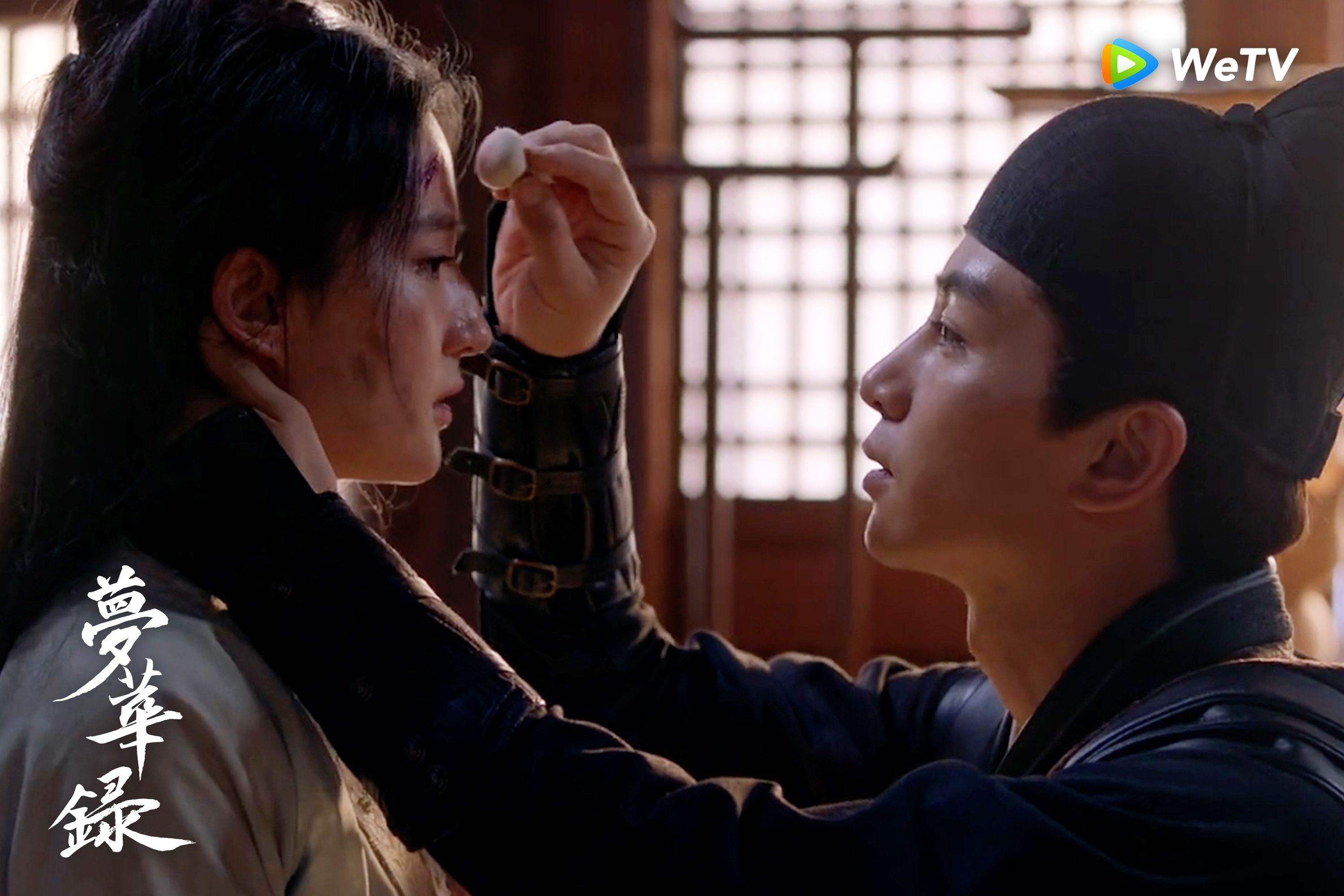 劉亦菲與陳曉在陸劇《夢華錄》cp感十足，一場擦藥的戲看得觀眾手腳蜷曲，臉紅心跳。（WeTV提供）