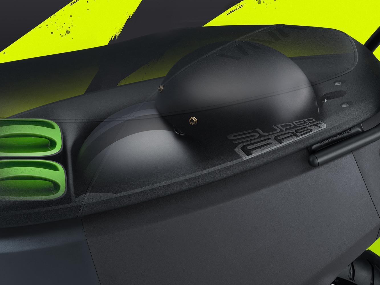 Gogoro VIVA XL SUPERFAST 擁有 81 公分的超長坐墊與優異的乘坐空間和置物空間。