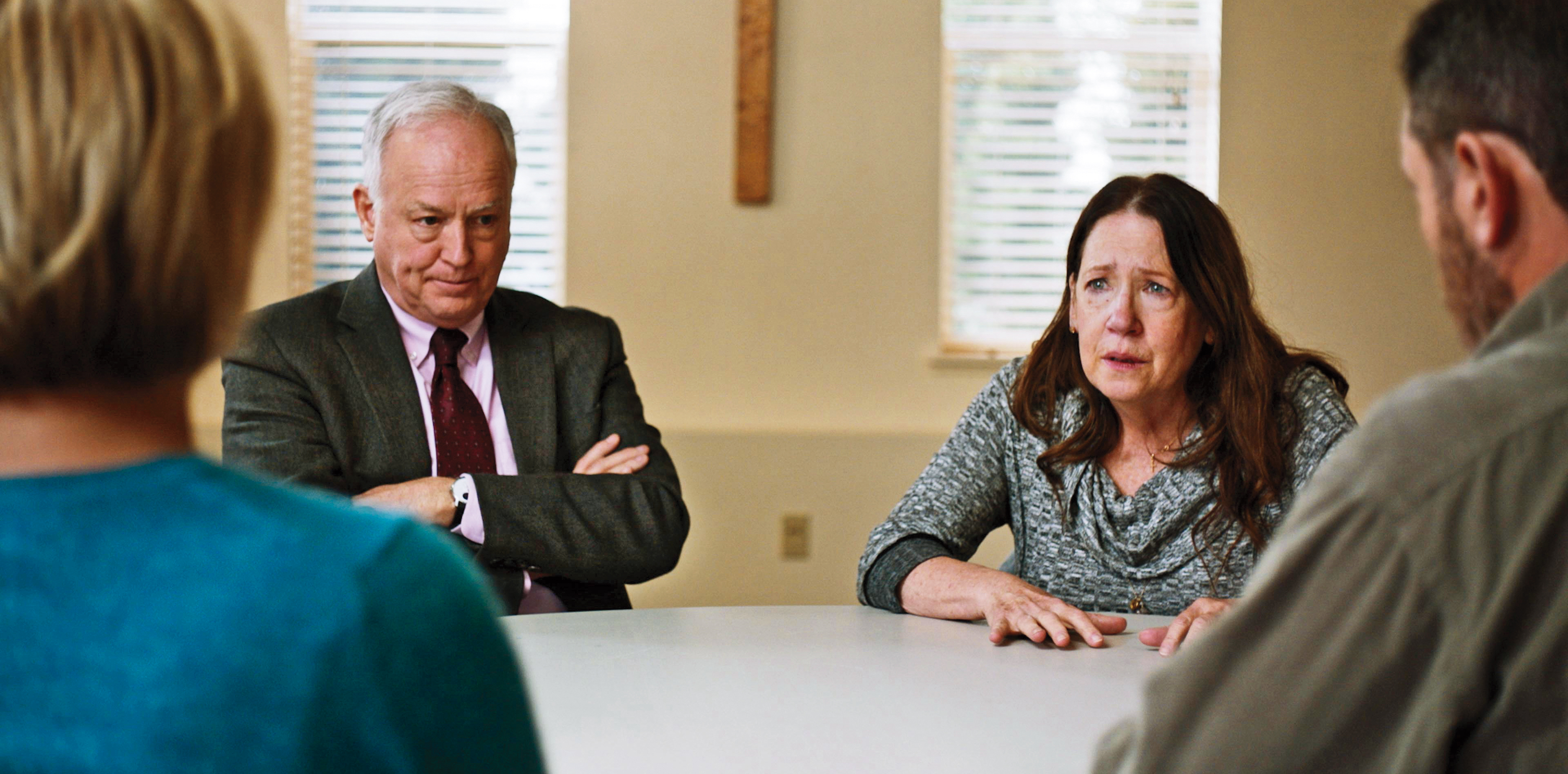 校園槍擊案的凶手和被害者的父母圍坐，試圖透過對話修復人生的慘痛悲劇。（好威映象提供）