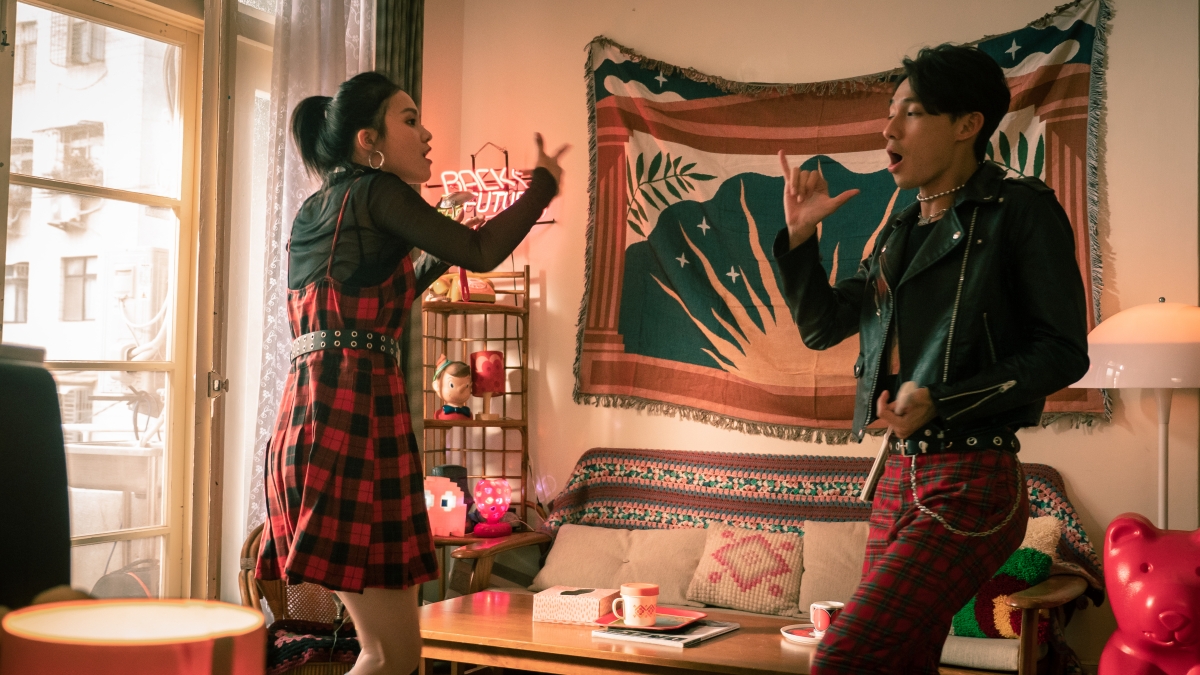 志龍與天天在房間內幻想自己是搖滾巨星。（彌聲Mixing studio提供）