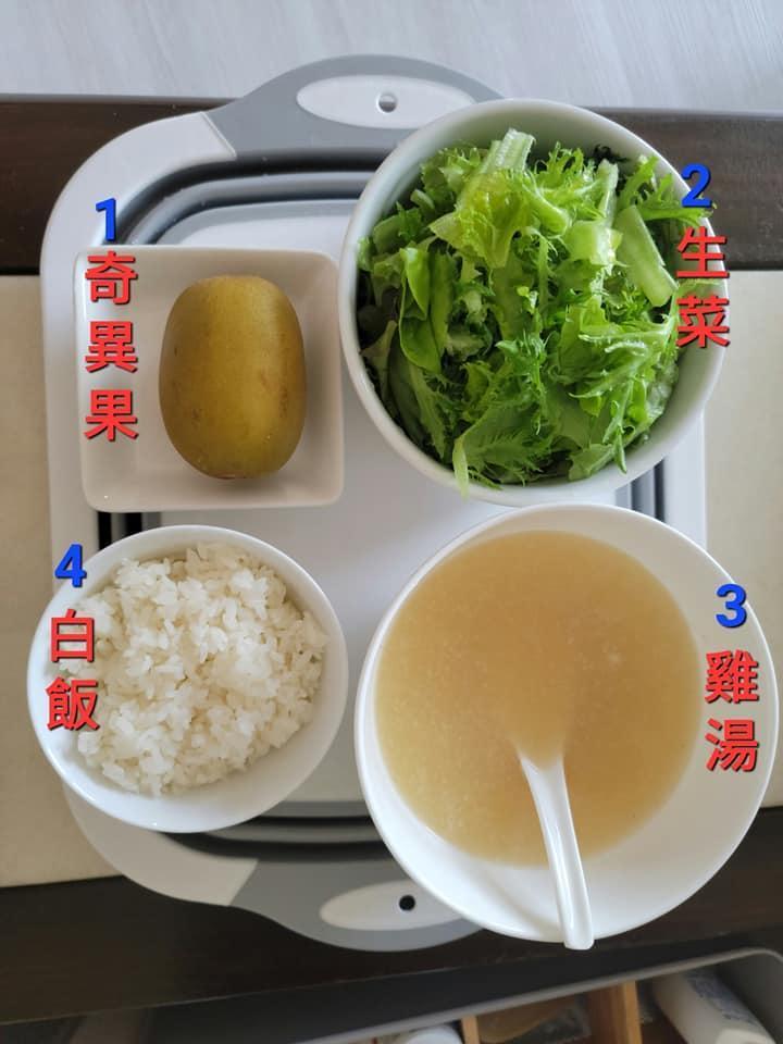狄鶯曝光自己的晚餐菜色。（翻攝自狄鶯臉書）