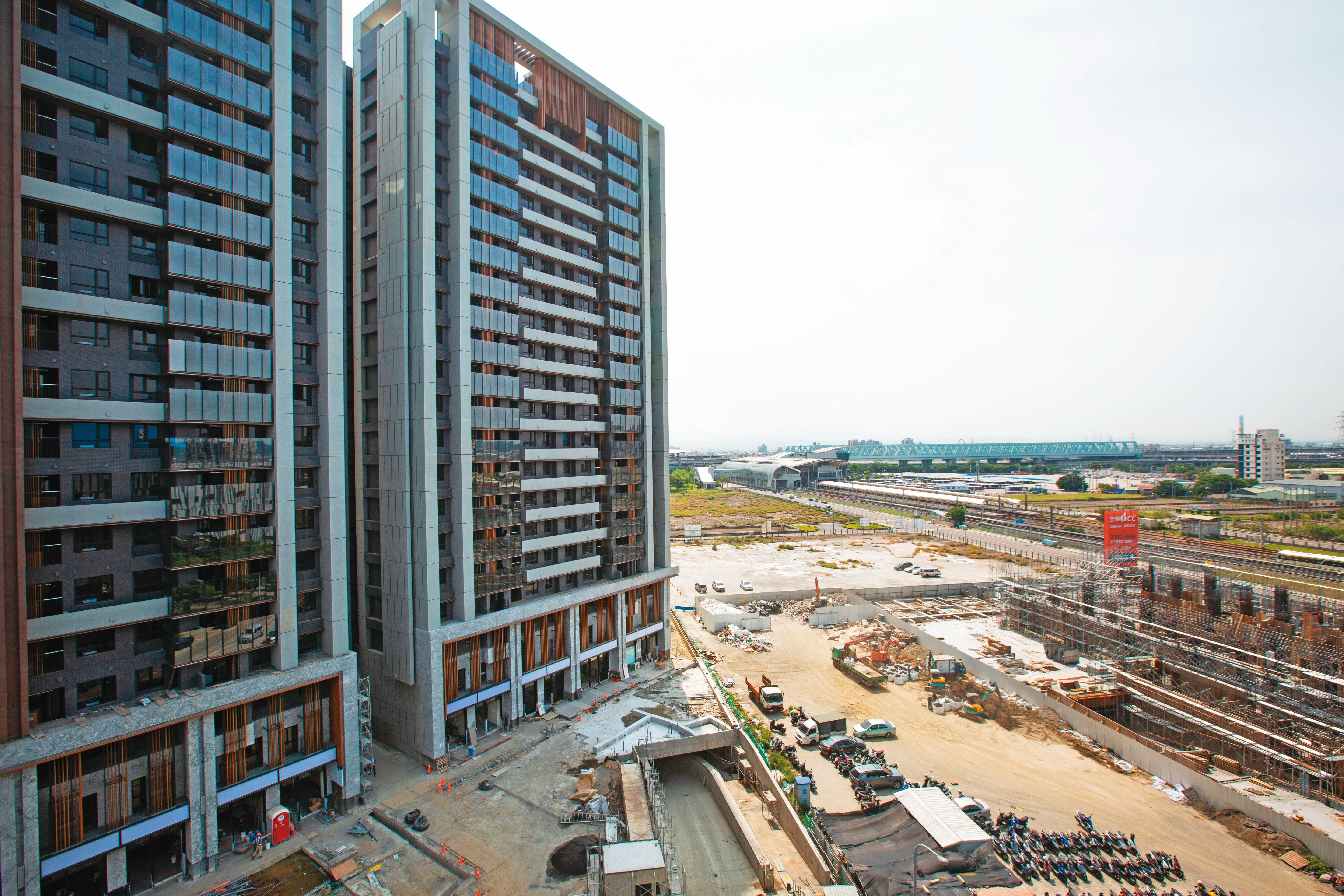 雖然看房不算群聚，我們國民卻「自主封鎖」自動減少外出，突然席捲的Omicron確診潮，在原本就要高檔轉跌的房市頭上澆了一大桶冰水。