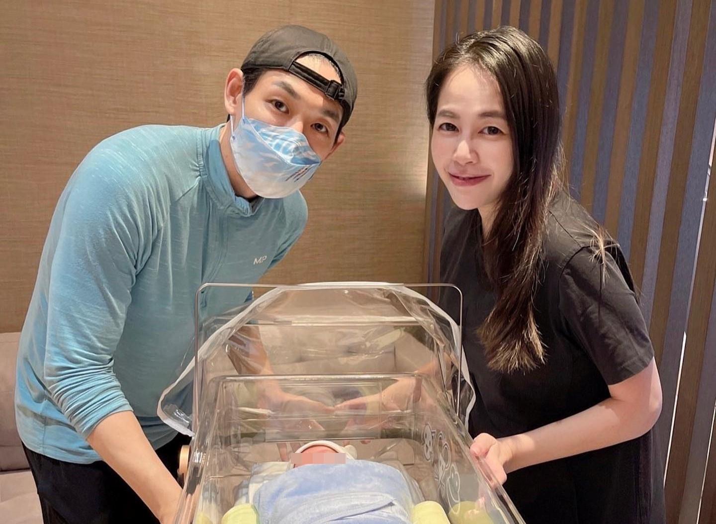 男星藍鈞天與太太陳羽柔兩人結婚6年,已有一女的兩人,上月27日迎來兒子出生。(翻攝自藍鈞天臉書)