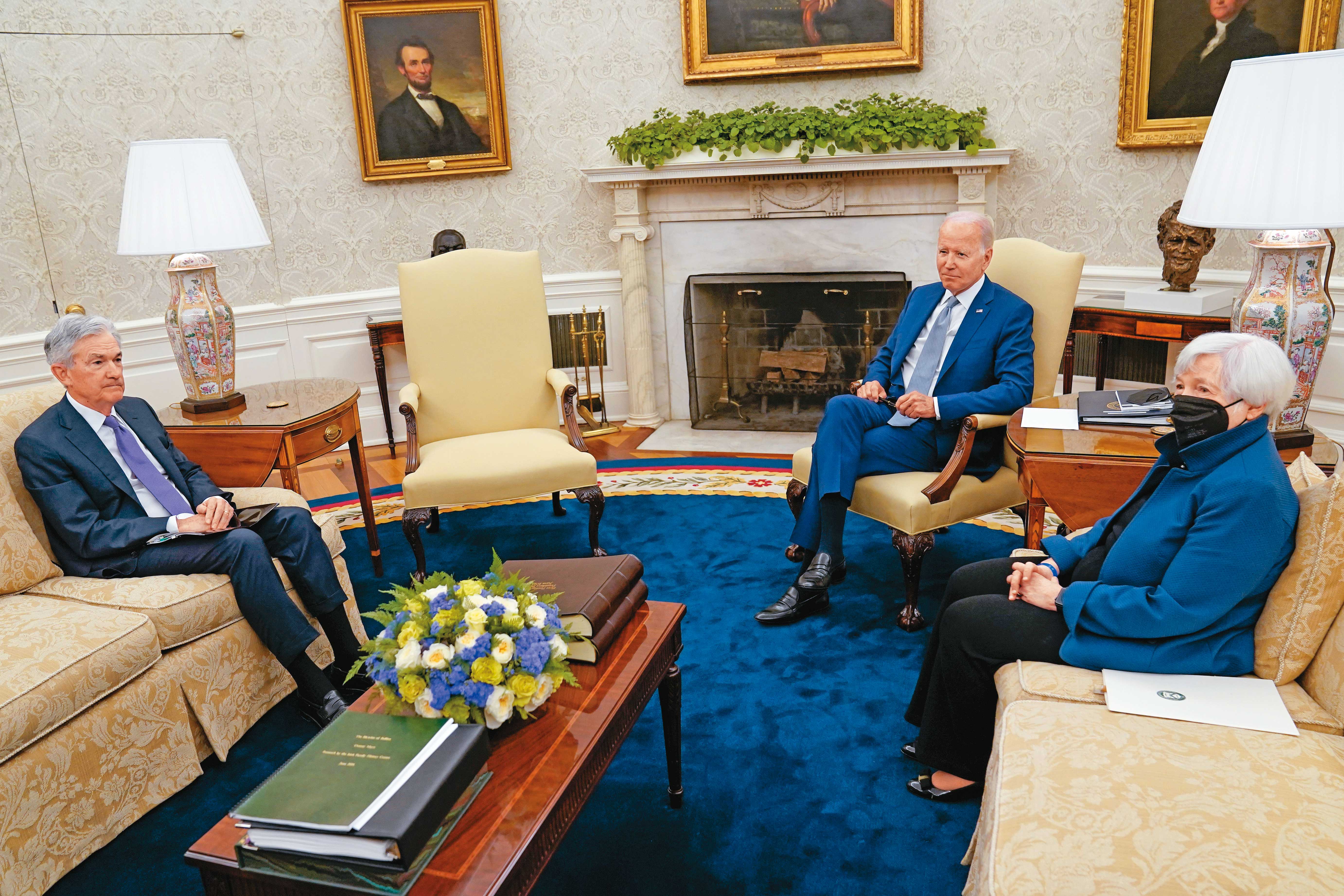 美國總統拜登（中）上週邀聯準會主席鮑威爾（左）和財政部長葉倫（右）至白宮開會，明確表示聯準會的獨立性不會受到政治干預。（達志影像）