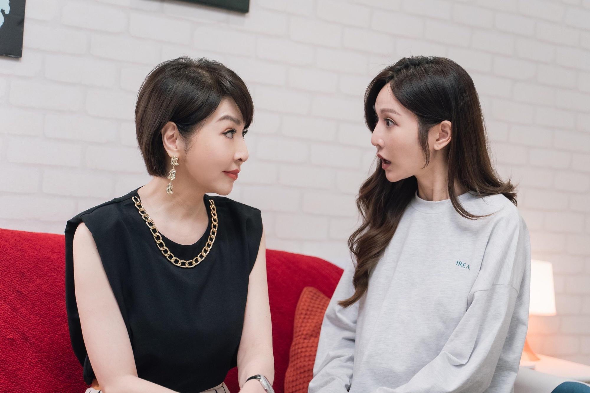 李芳雯(左)加入《機智》劇組,與曾莞婷姐妹情延續18年。(TVBS提供)