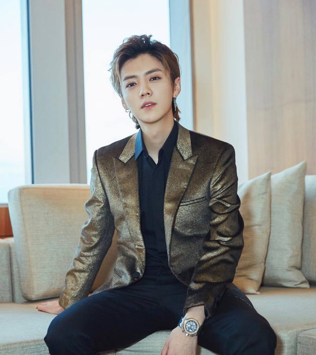 鹿晗26歲他被拍到開著要價3百萬的瑪莎拉蒂GT上街。（翻攝自鹿晗臉書）