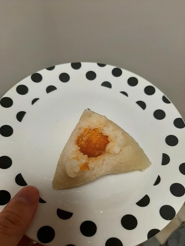 網友在日本超市買了蛋黃粽，蒸來吃才發現粽子裡真的就只有一顆蛋黃。（翻攝自臉書社團爆怨公社）