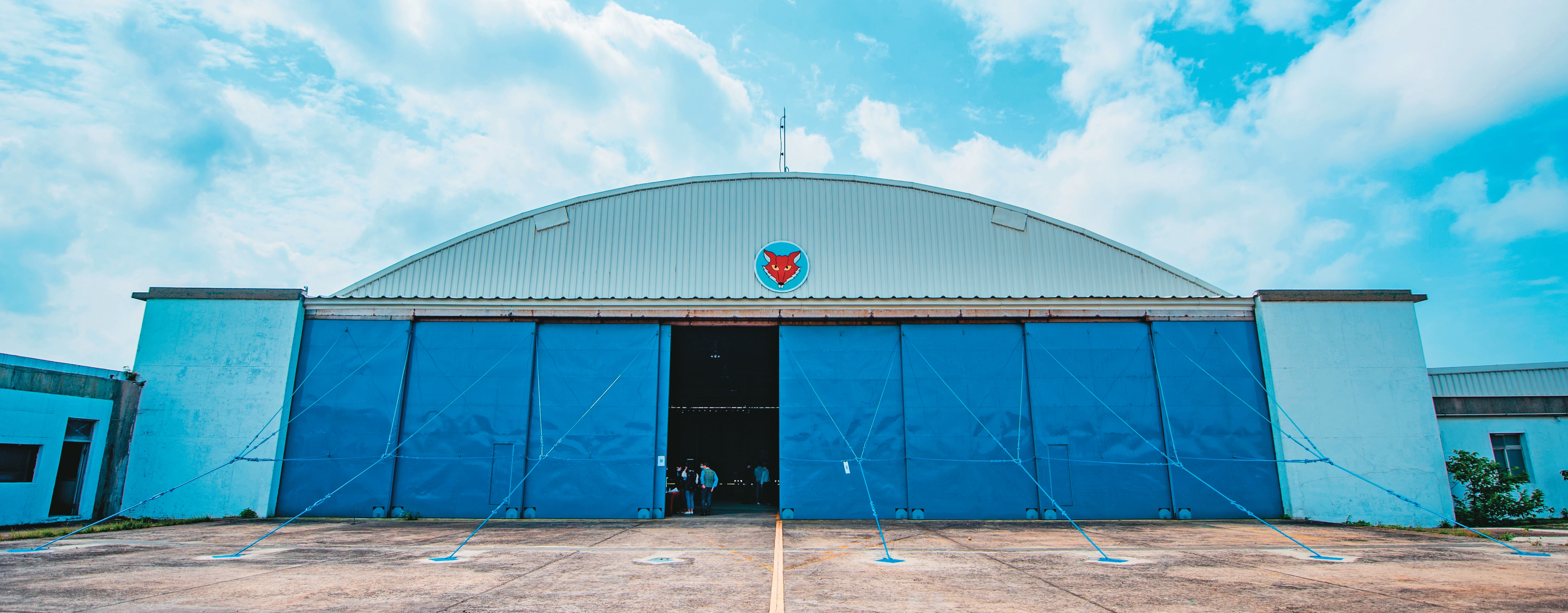 當年黑貓中隊執行U-2高空偵察機的H5棚廠，1998至2005年間由第4中隊接續偵照任務，大門今仍高掛其紅狐隊徽。