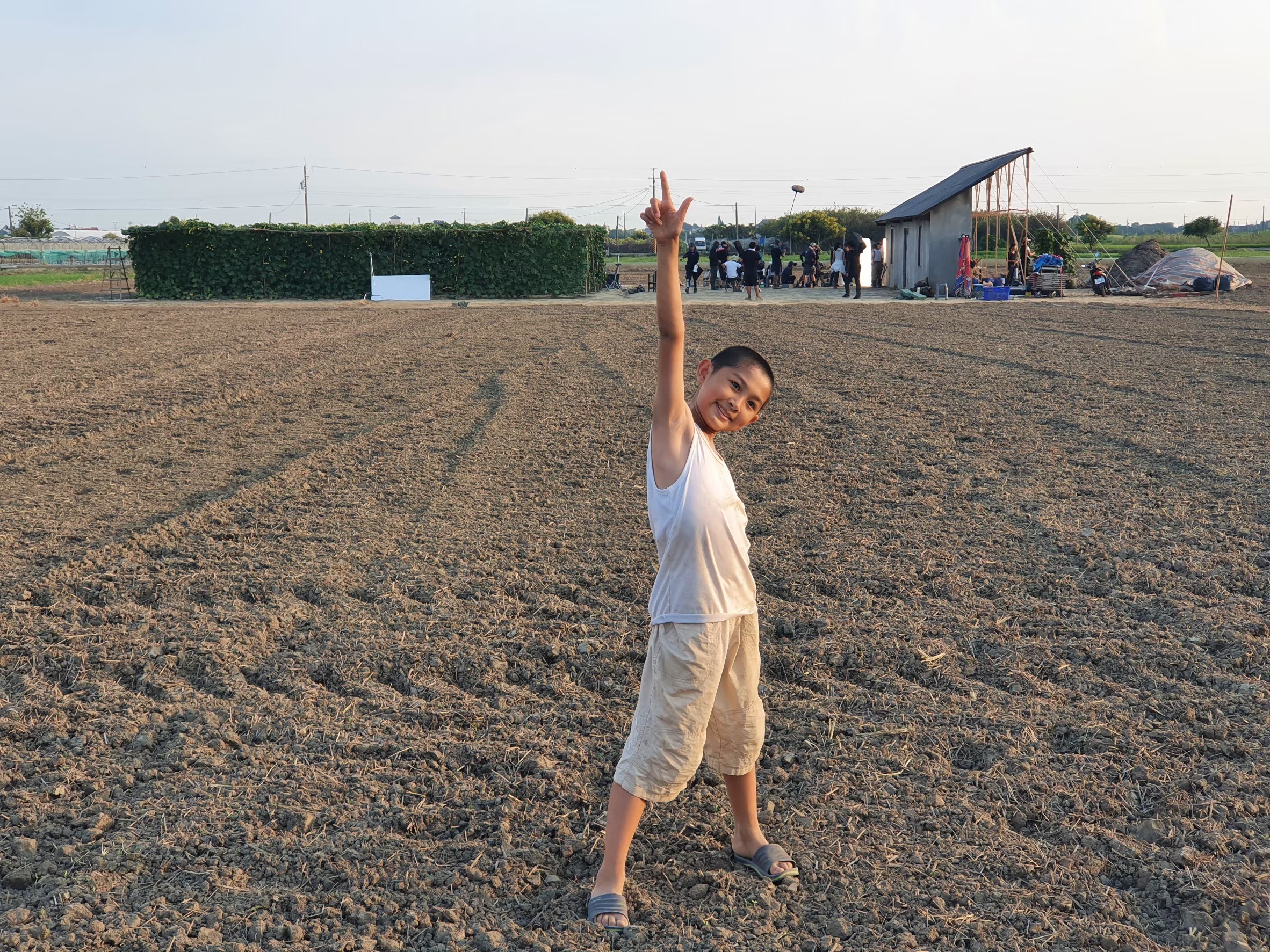 選秀舞台奪冠出道的楊博智為電影短片《小黃花》曬成黑炭，該片入選坎城影展「短片角落」單元。 （放逐引力國際影業提供）