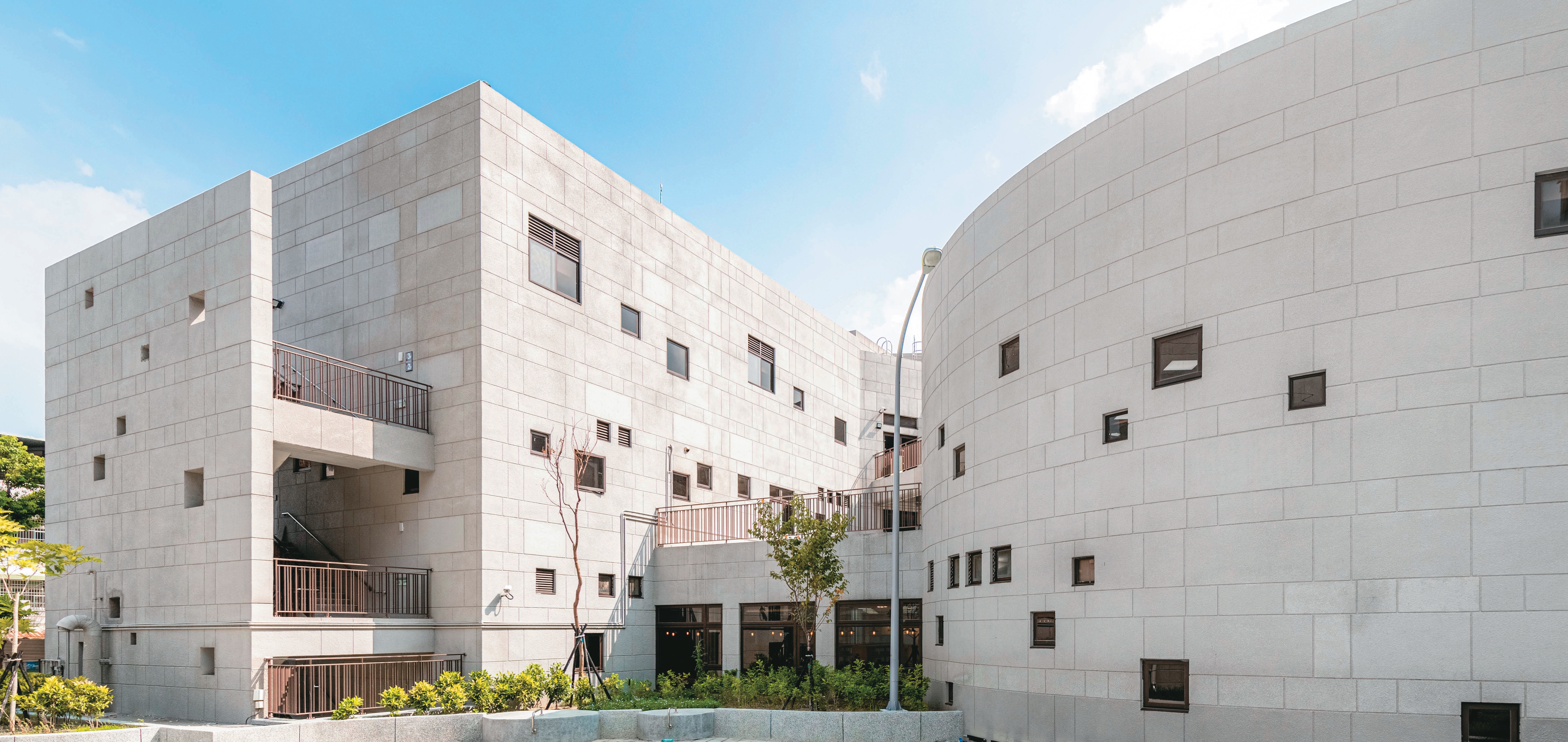 藍天映照下的灰白色建築，讓馬祖芹壁印象鮮活起來。