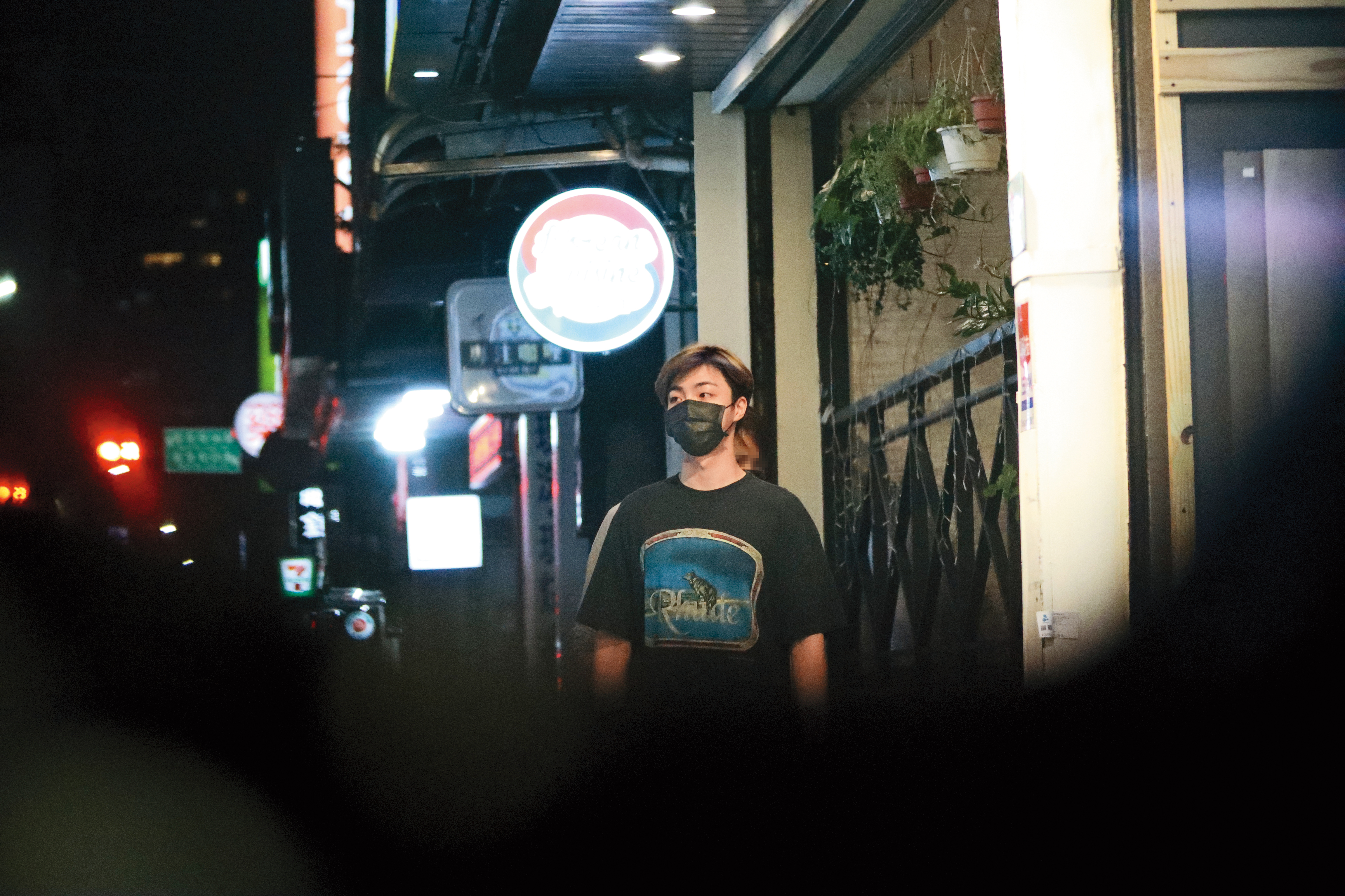 6/1，20：25，陳立農穿著隨興在北市東區街頭壓馬路。