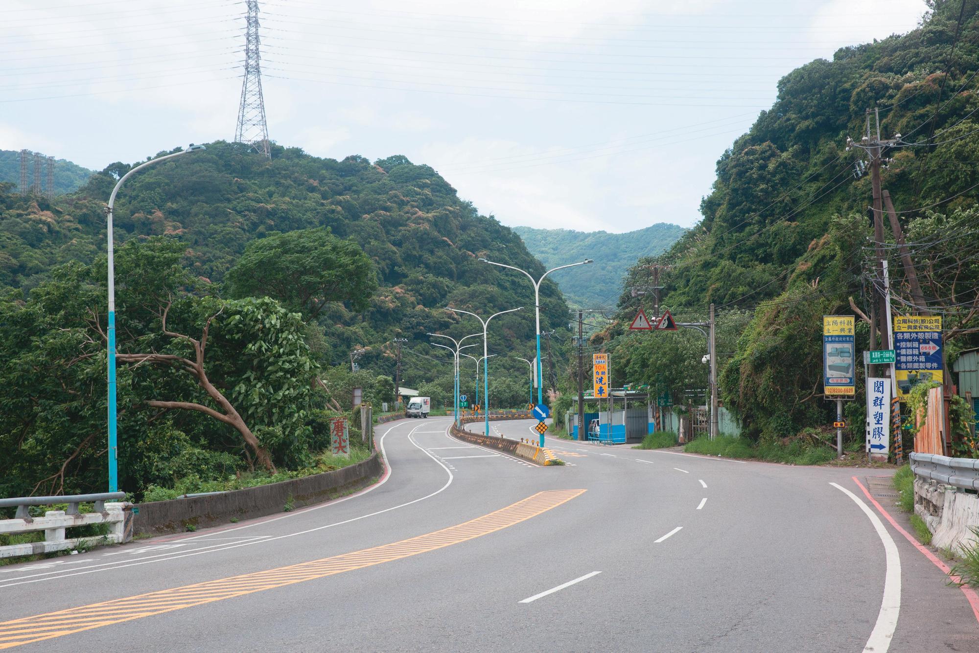 有別於橋下沉寂的鐵道橋遺構,台1甲線路面之上是現代龜山交通動線之一。