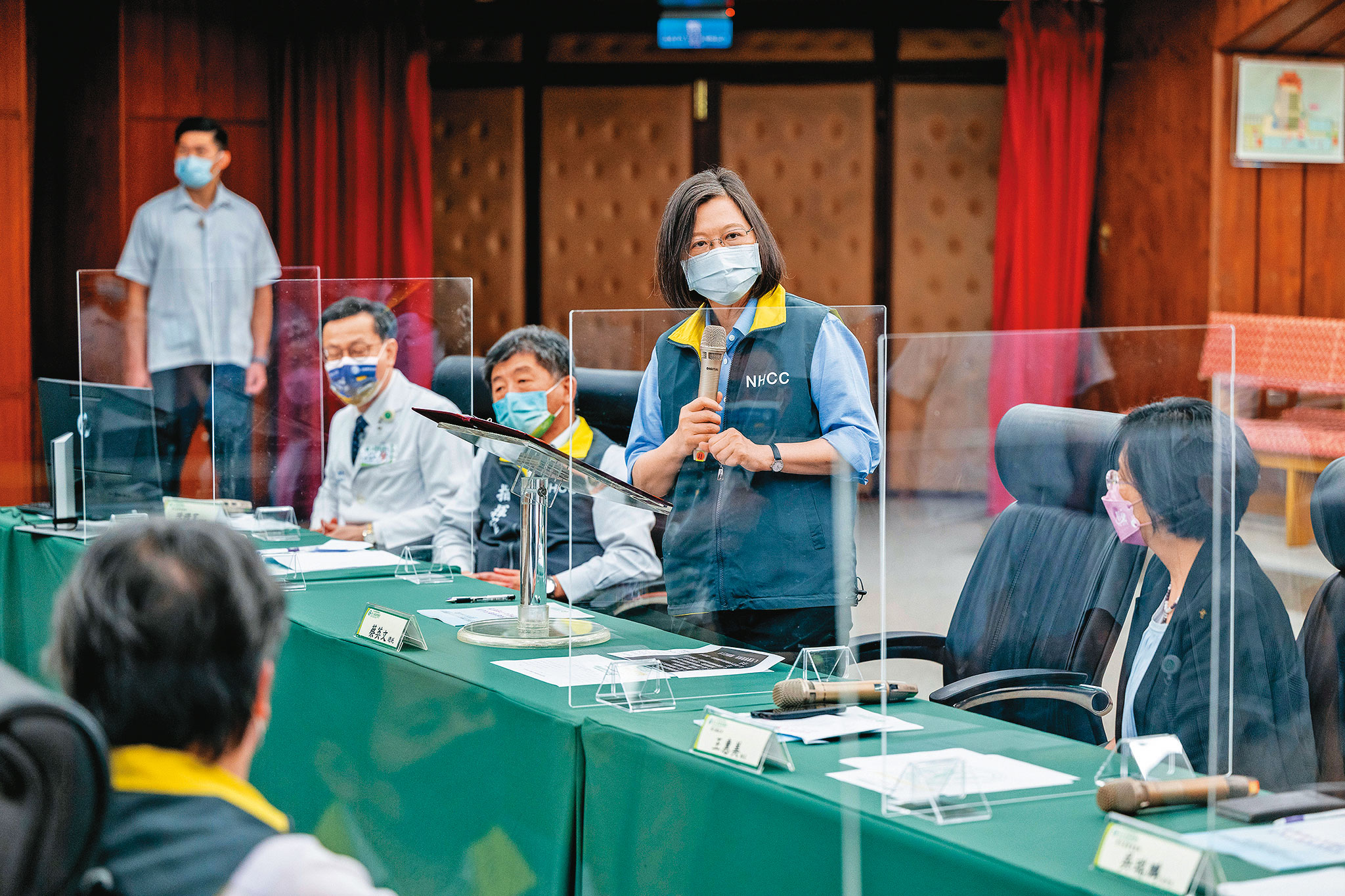 國人渴望回歸正常生活,執政團隊謹慎評估、審慎開放,希望疫情軟著陸。(總統府提供)