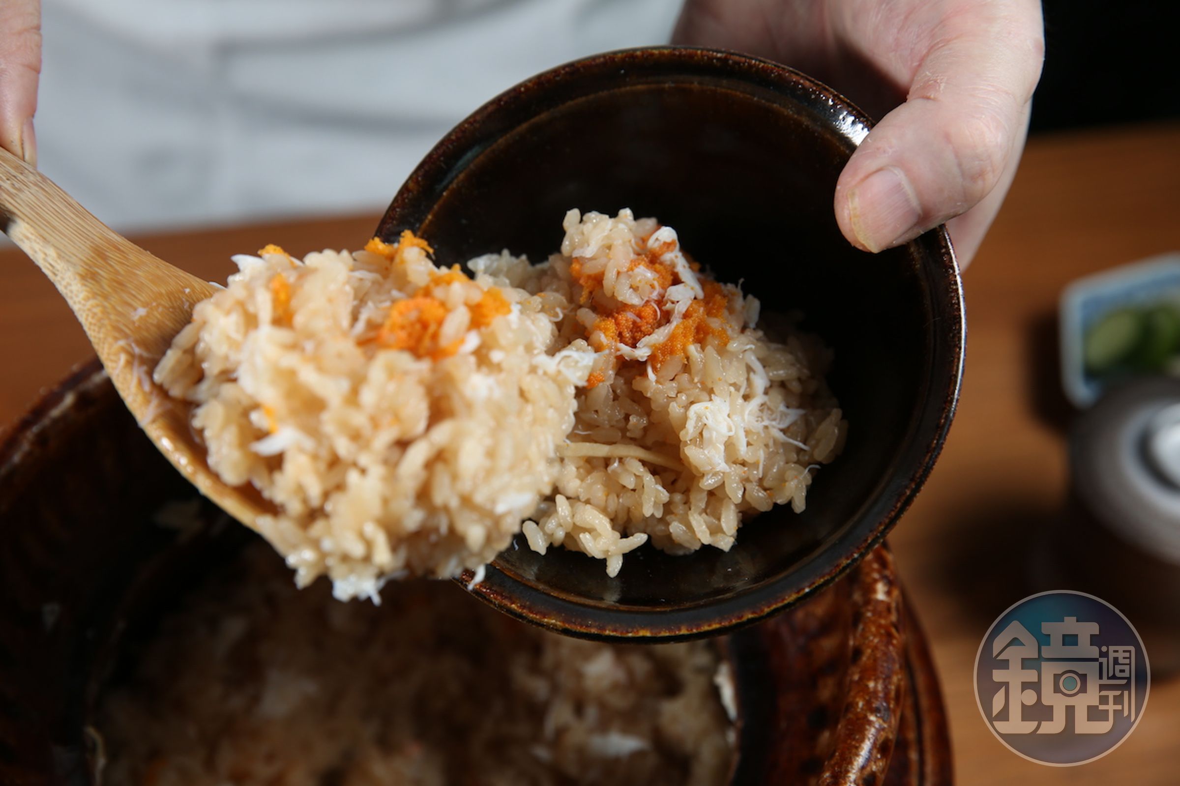 盛在土鍋裡的「旭蟹御飯」，會端到客人桌邊現拌，桌邊上菜令人引領期待。（Ukai Kaiseki懷石，4,800元套餐菜色）