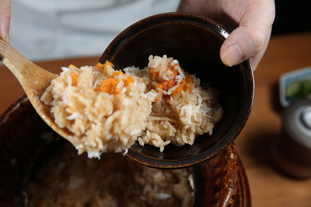 盛在土鍋裡的「旭蟹御飯」，會端到客人桌邊現拌，桌邊上菜令人引領期待。（Ukai Kaiseki懷石，4,800元套餐菜色）