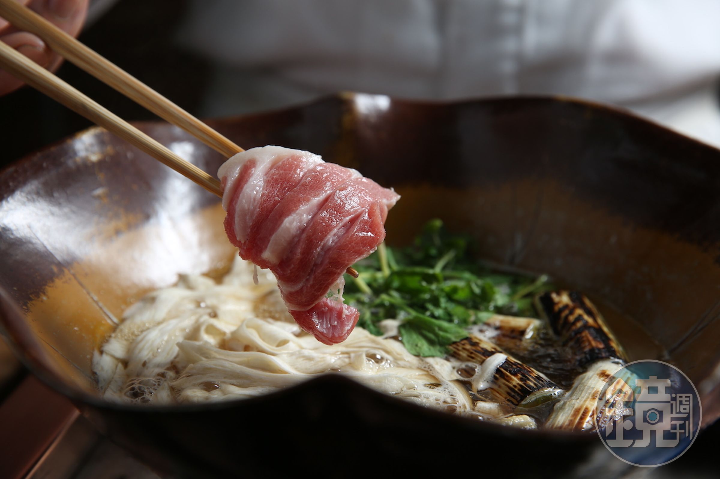 「東港黑鮪魚鍋」會在客人桌邊秀出肥美的魚肉，由專人現切、現涮，全程可見料理過程。（Ukai Kaiseki懷石，4,800元套餐菜色）