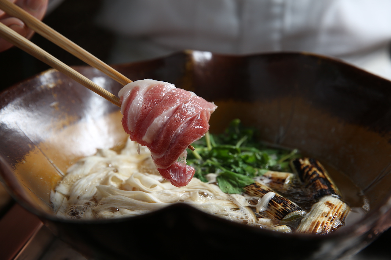 「東港黑鮪魚鍋」會在客人桌邊秀出肥美的魚肉，由專人現切、現涮，全程可見料理過程。（Ukai Kaiseki懷石，4,800元套餐菜色）