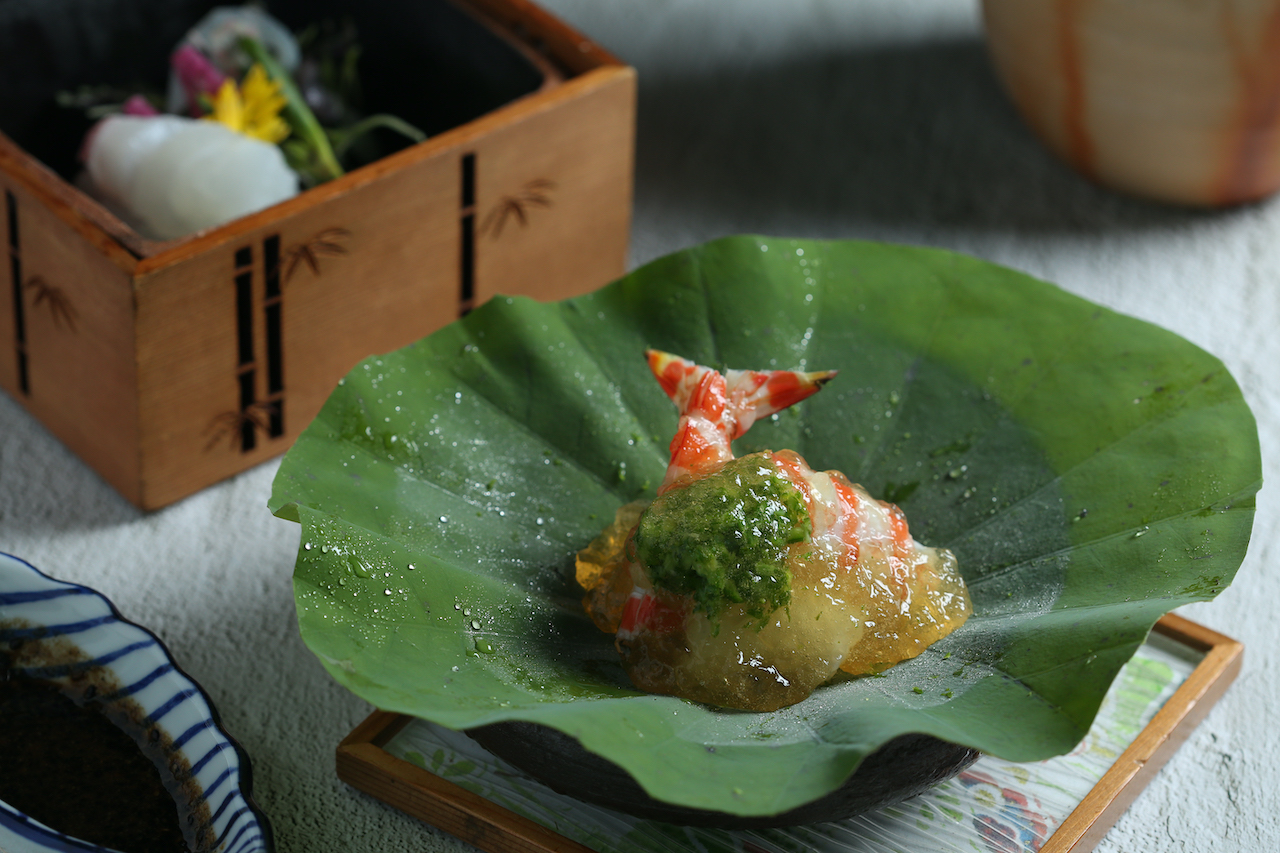 營造夏季蓮池景觀的「時令刺身」，季節感鮮明。（Ukai Kaiseki懷石，4,800元套餐菜色）