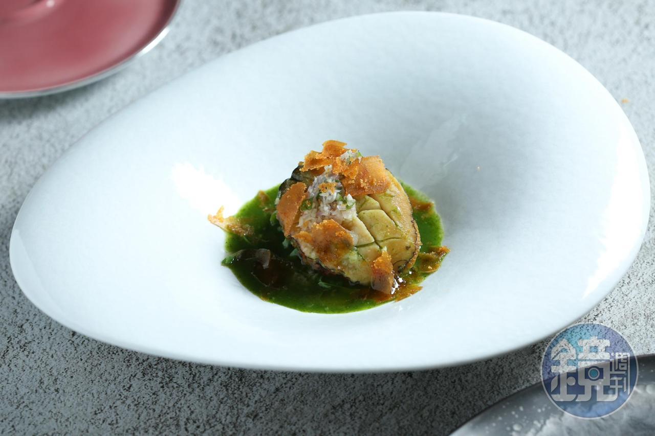 「鹽蒸鮑魚 龍鬚菜 大葉」柔軟彈潤，烏魚子為濃縮蔬菜汁增添鮮鹹感。（Ukai-tei鐵板燒，6,800元套餐菜色）